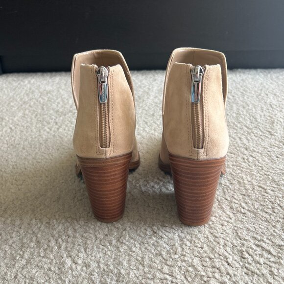 LIKE NEW! Vince Camuto Gigietta Ankle Suede Bootie in Tortilla Tan Beige Size 7 - Picture 4 of 11